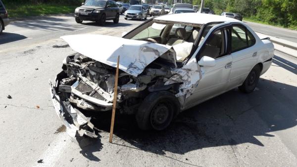 На Ставрополье иномарка врезалась в угол дома, пострадали девушки
